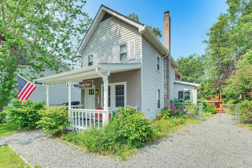 Adorable Cottage: Fire Pit, Walk to Colonial Beach