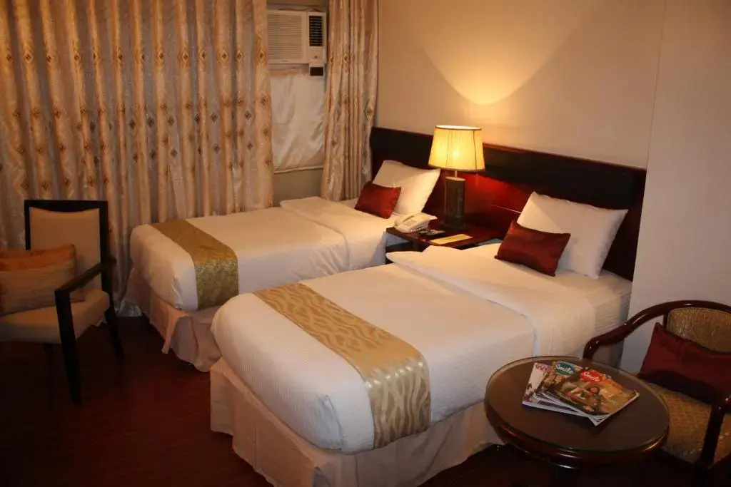 Deluxe Triple room with city view