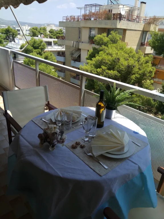Top Floor Cozy Apartment near Beach