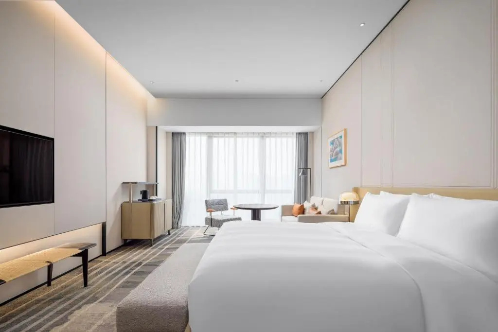 Deluxe Double room with city view (full double bed)