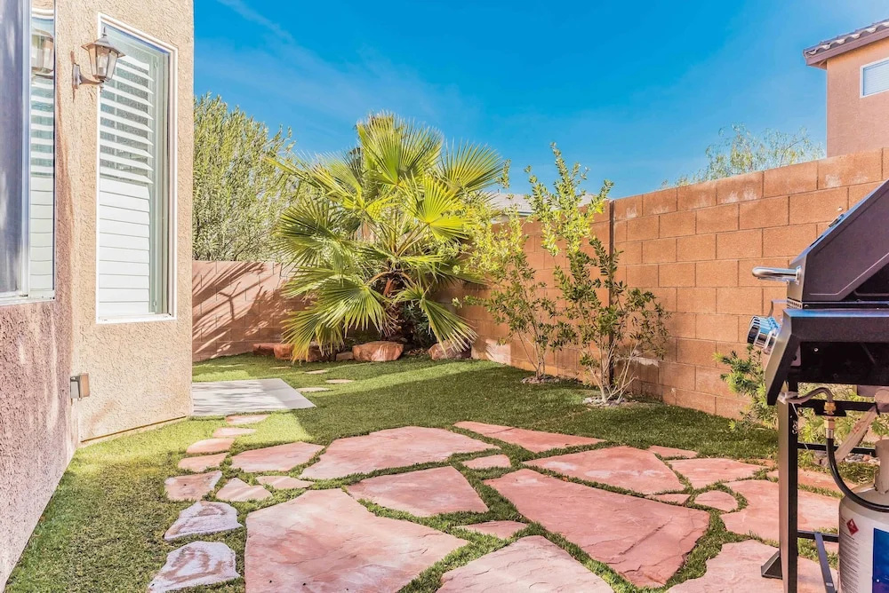 Luxurious 4BR 9min to LV Strip Sleeps 16