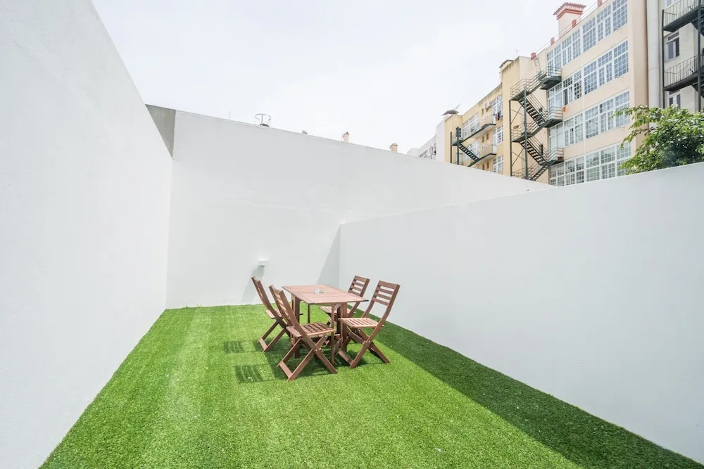 Gulbenkian 2 bedroom with Private Garden