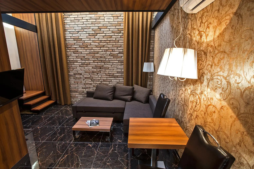 頂級雙人公寓，設有陽台及城市景觀，配有雙人床。