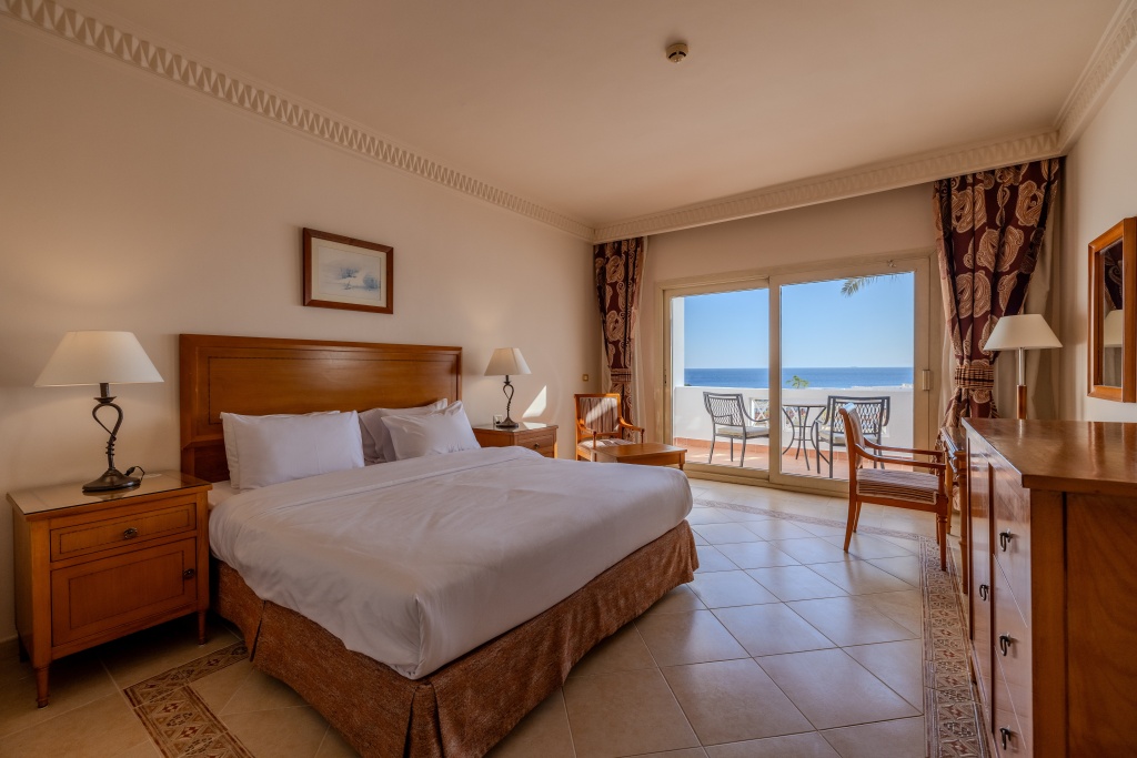 Continental Plaza Beach Resort (Ex. Inter Plaza Beach): A spacious bedroom with a king-size bed and a balcony overlooking the ocean.