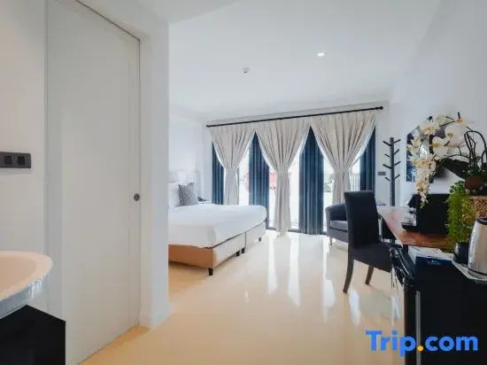 Deluxe Double room with balcony (full double bed)