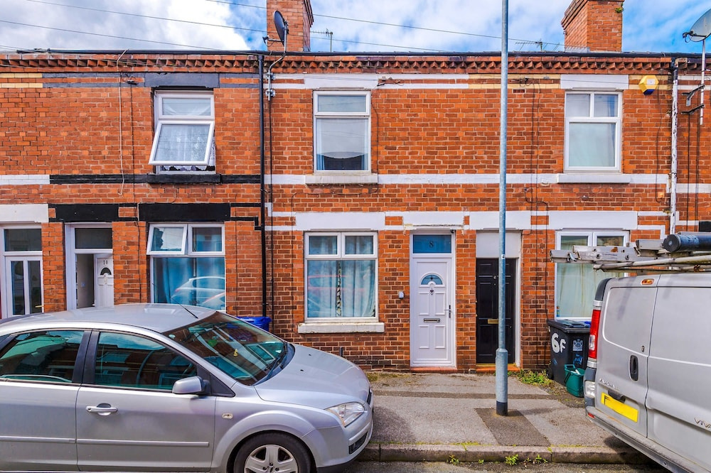 NEW Spacious Home Ideal for Groups Free Parking