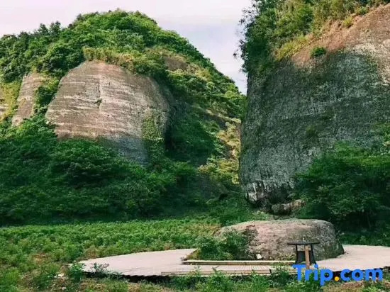 Zizai Pingjiang Wild Luxury Resort