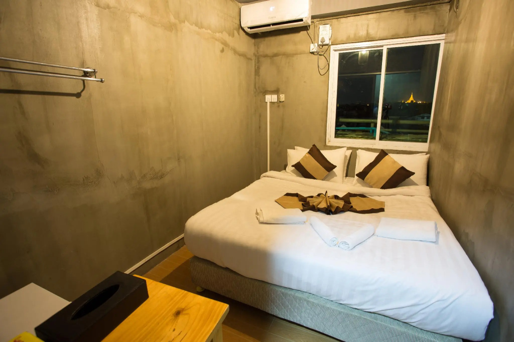 Superior Double room with city view (full double bed)