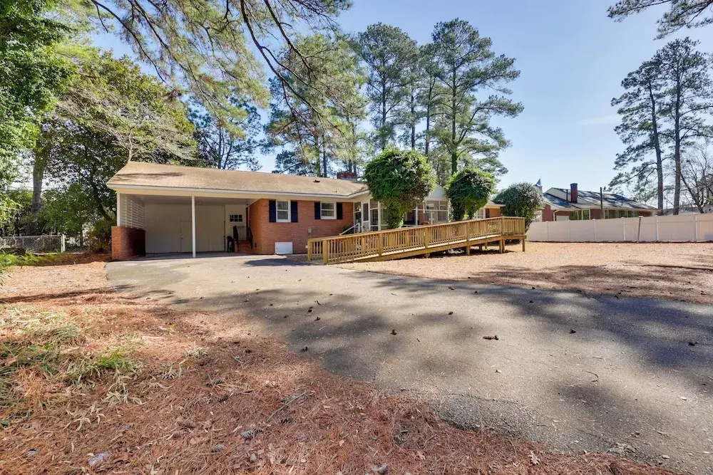 < 2 Mi to Ecu: Cozy Greenville Getaway w/ Porch!