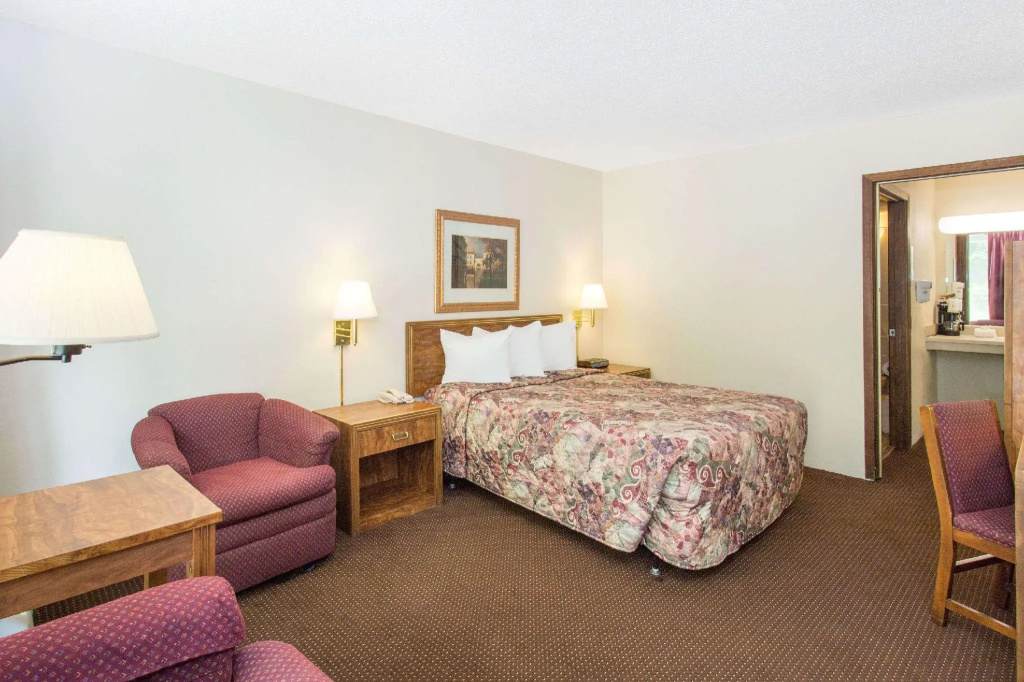 Days Inn by Wyndham Dubuque Room Type - Standard Double room (full double bed)