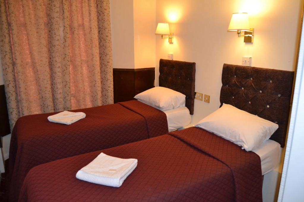 Отель Hyde Park Court Hotel в Лондоне