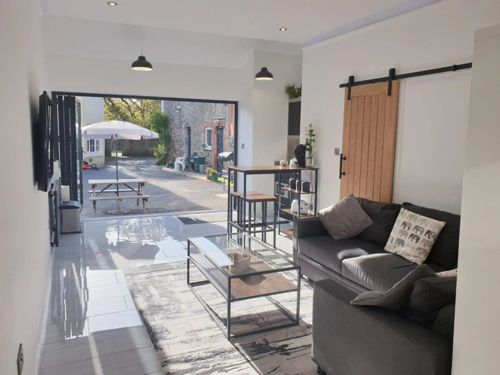 The Studio, Luxury Modern Apartment in The South Hams, Stunning walks on the doorstep, a 20 minute drive to the beautiful sandy beaches, quiet courtyard setting with free off road parking, Shops, Bars and Restaurants a short walk away!