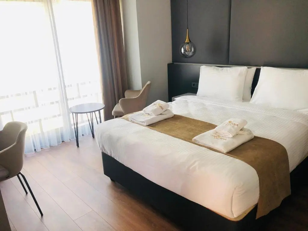 Deluxe Double room with partial sea view (full double bed)
