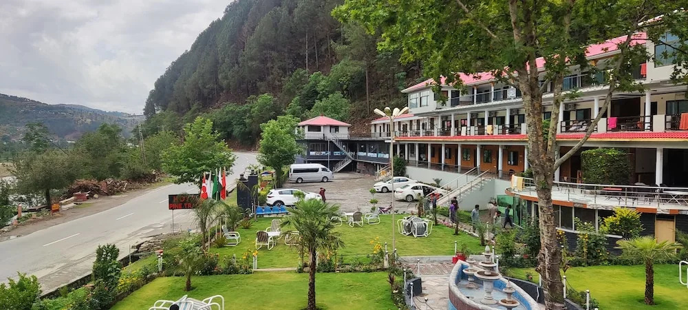 Hotel Pine Track