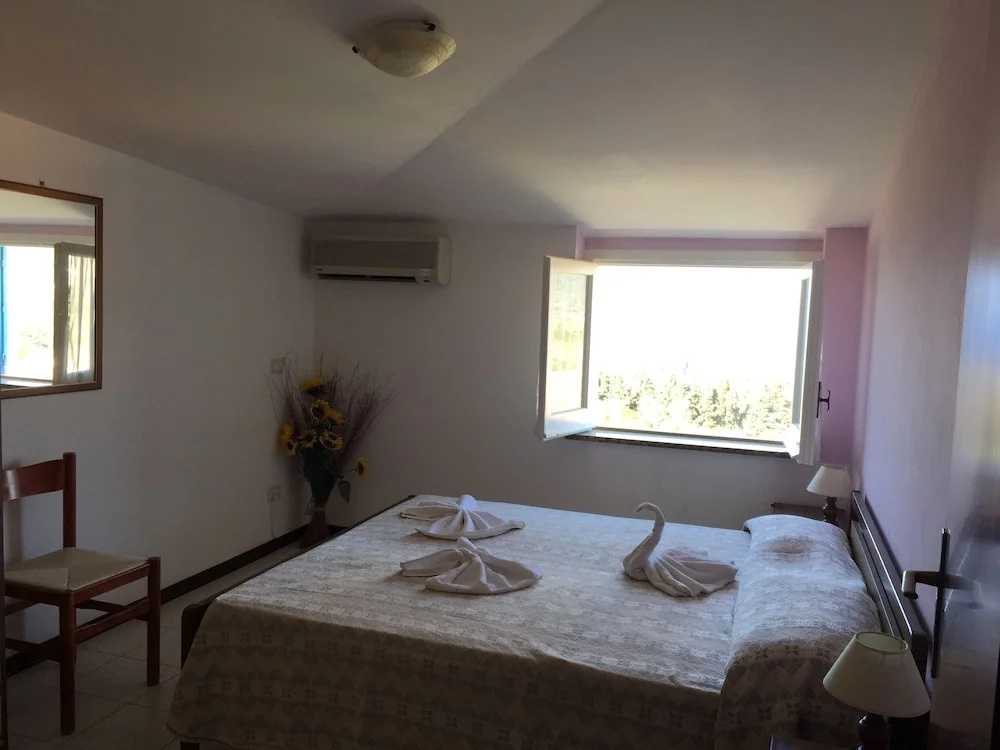Economy Quadruple room with partial sea view