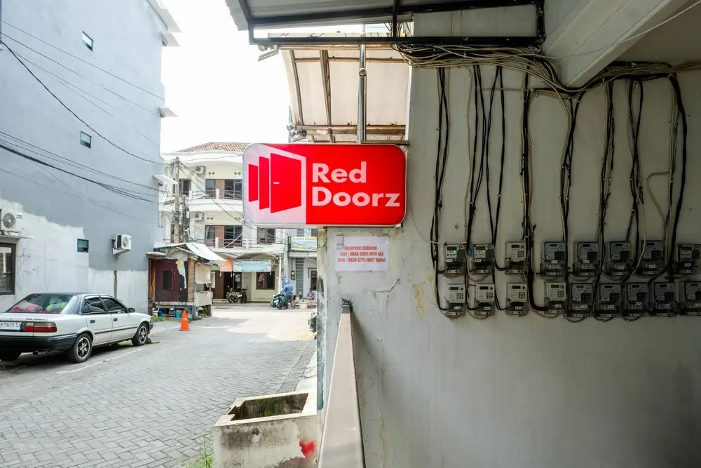 RedDoorz Padang Pasir near Petra University Surabaya