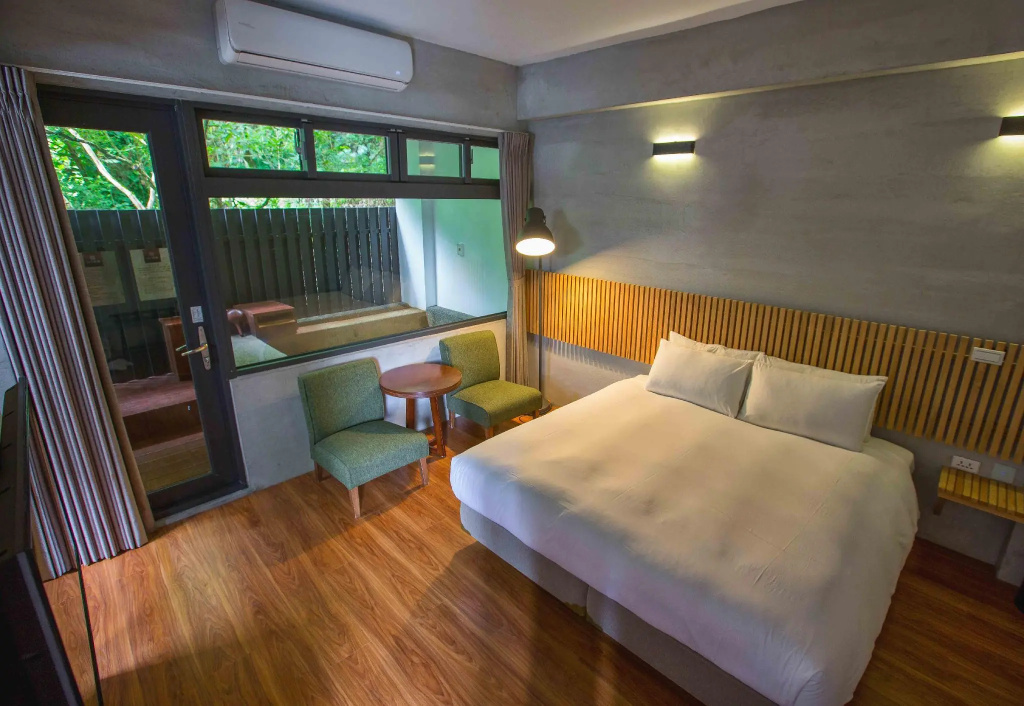 Deluxe Double room (full double bed)