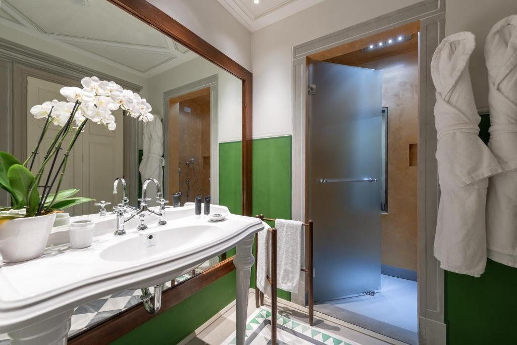 (1)Deluxe Double room (full double bed) at Il Salviatino in Florence