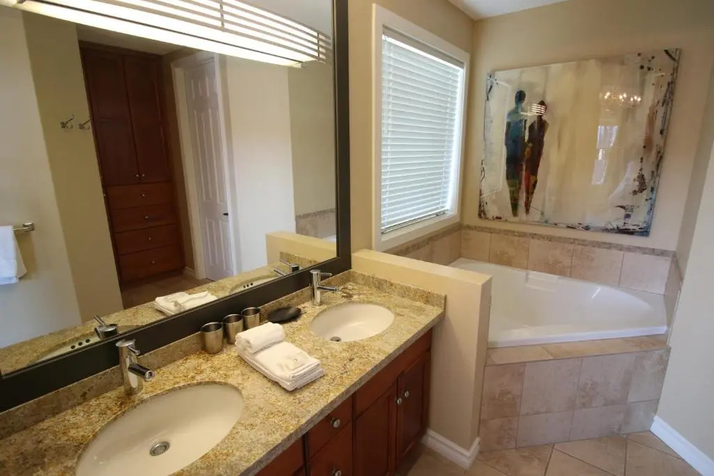 Sunset Waterfront Resort by Discover Kelowna Resort Accommodations - Chambres