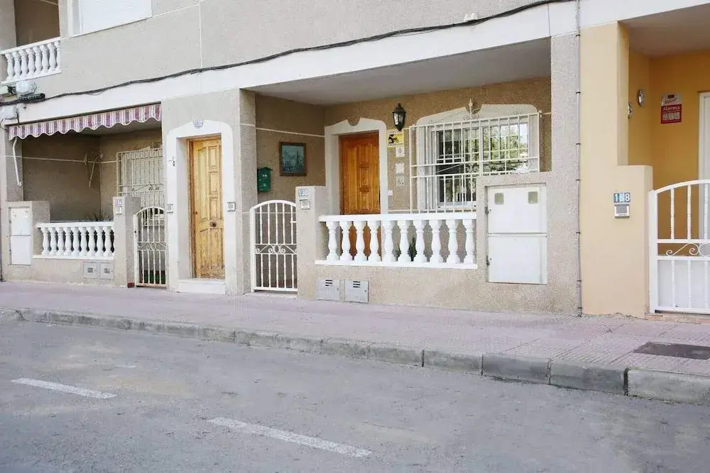 Modern 3-bed Apt, Sleeps 7, 6 Min Walk to Beach