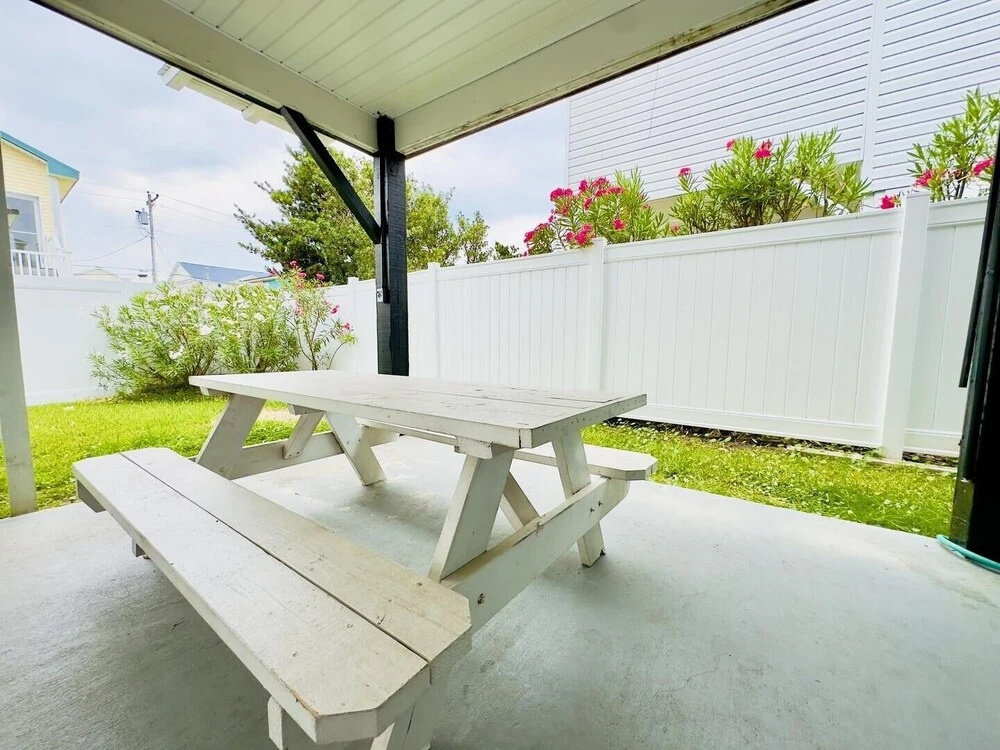 Casa De Verde 4 Bedroom Home by RedAwning