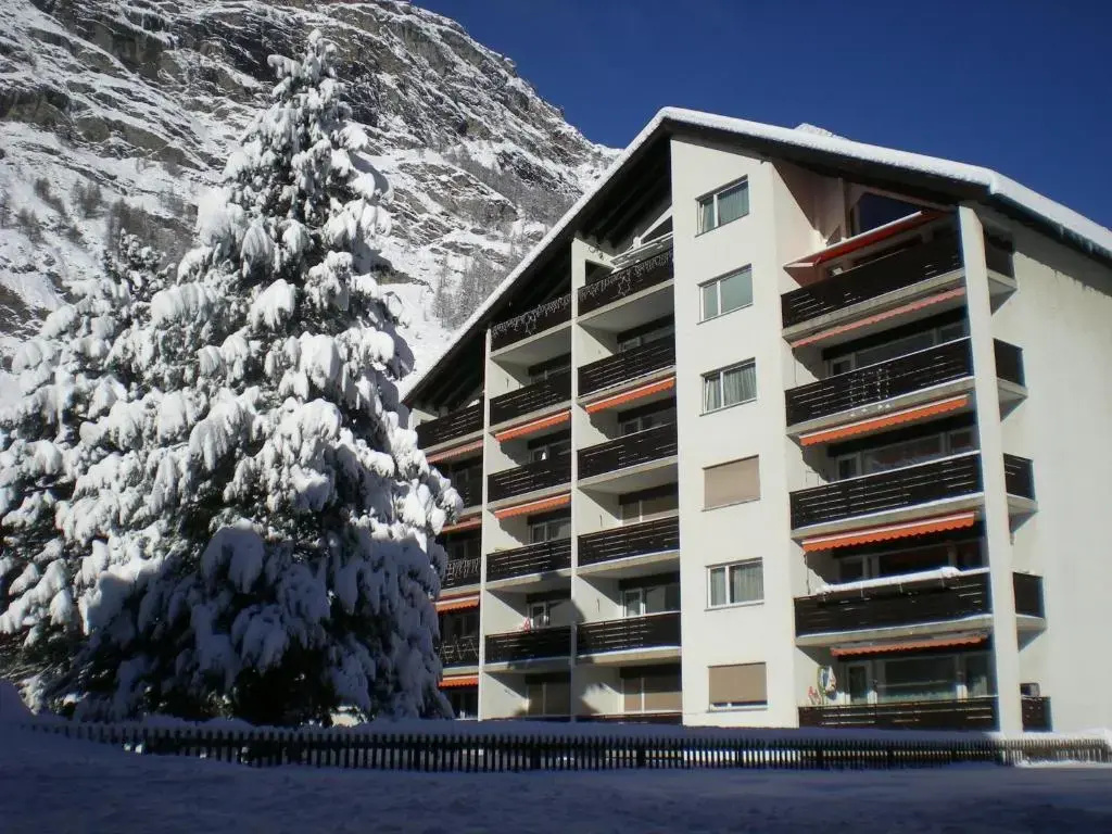 3 Bedrooms Apartment