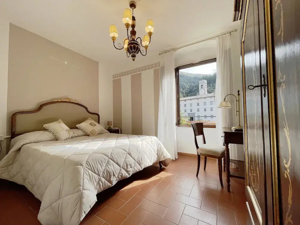 Deluxe Double room (full double bed)