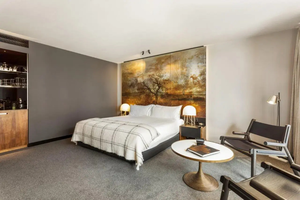 Standard room with street view