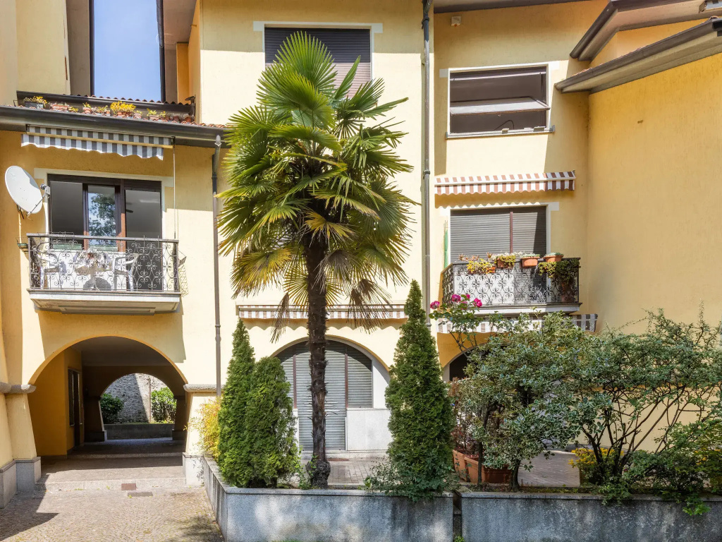 Snug apartment in Lesa with balcony