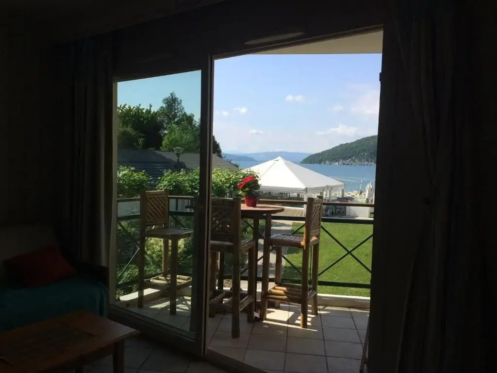 Voir la photo 3 — la baie des voiles ,vue lac d'Annecy ,plage privée