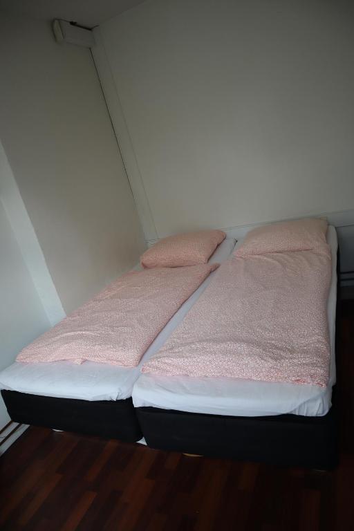 Отель Charming Red Courtyard Apartment, фото 11