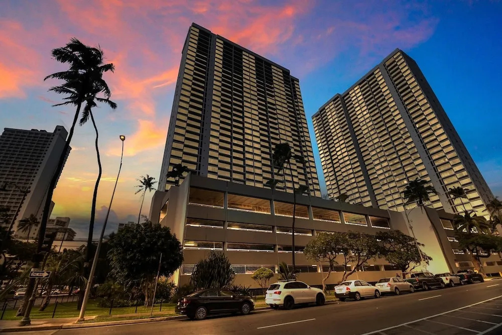 Artsy 32nd Floor Condo with Modern Furnishings & Gorgeous Ocean Views