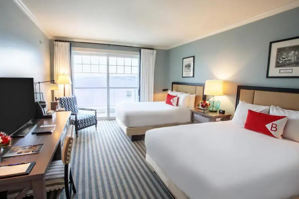 Standard Quadruple room with balcony and oceanfront
