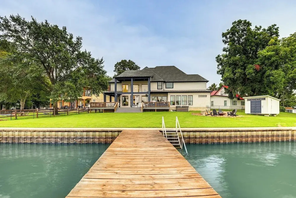 Hot Tub, Fire Pit! High-end Cedar Creek Lake Haven