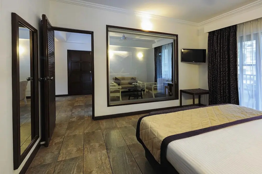 Suite with balcony and with pool view