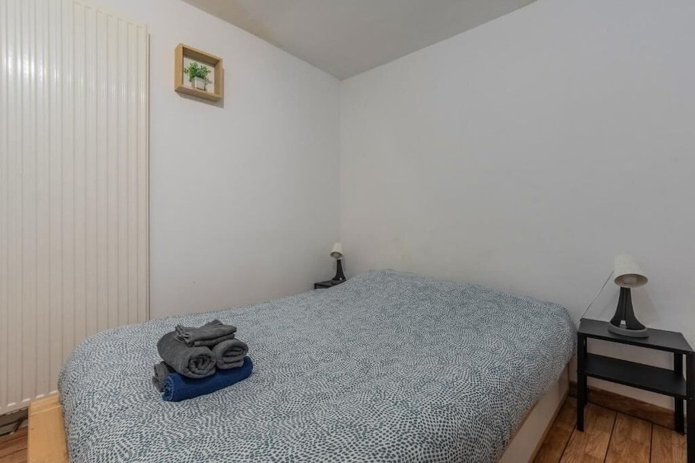 2 Bedrooms Apartment with courtyard view