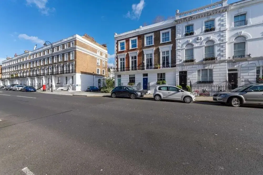 Spacious Designer 2 Bedroom Maisonette With Garden in Chelsea, London