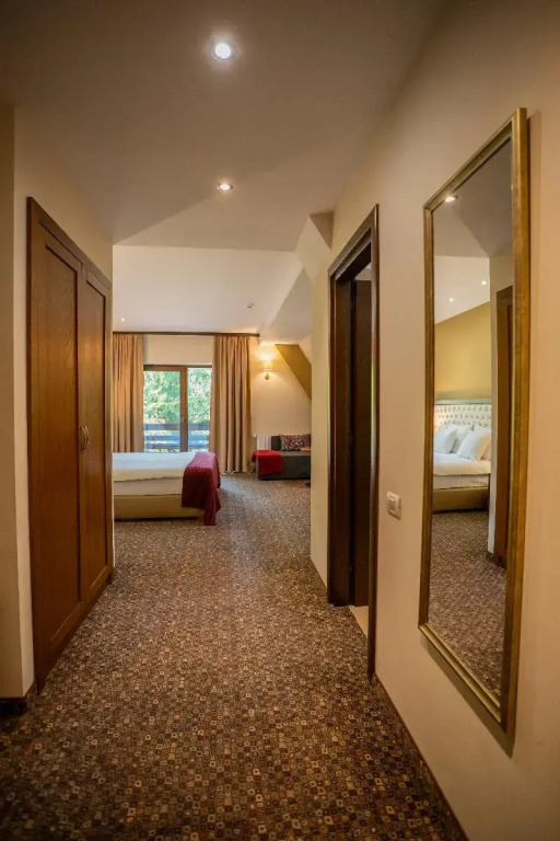 豪華雙人房，設有陽台及大床。