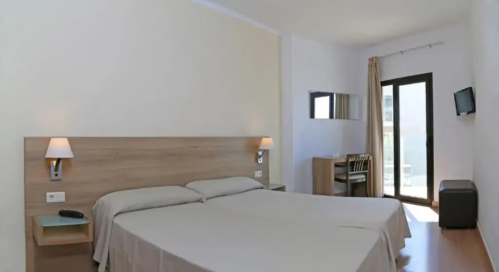 Double room with partial sea view (twin beds)
