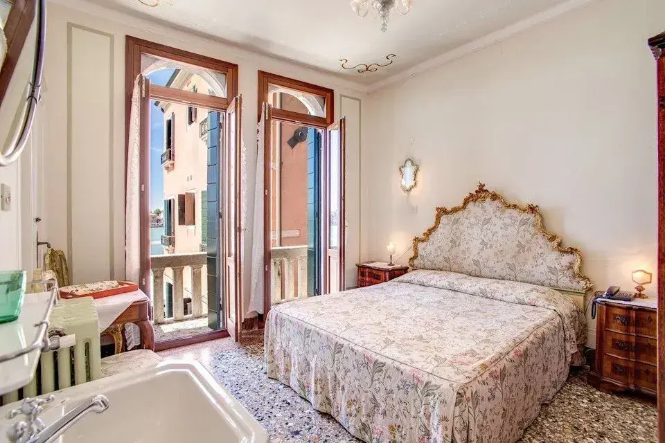 Standard Quadruple room with canal view