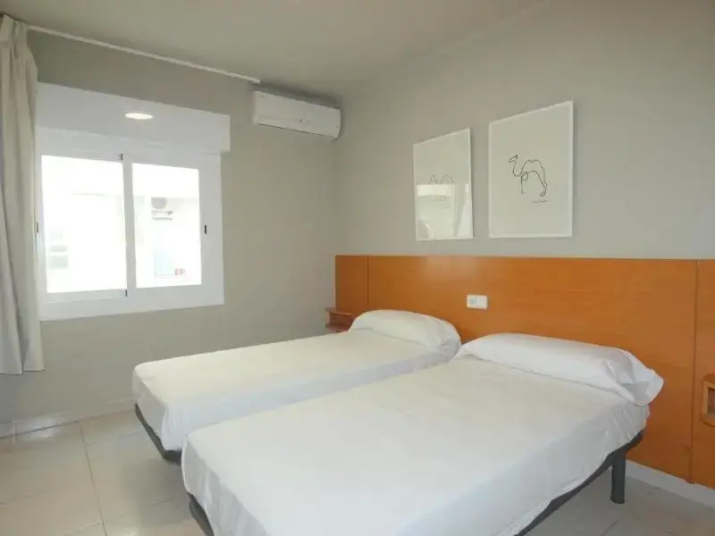 3 Bedrooms Bed in Dorm