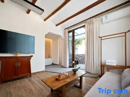 Standard Double room with courtyard view (full double bed)