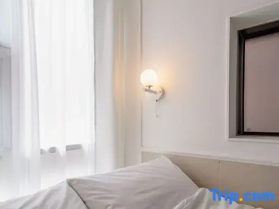 Superior Double room with street view (full double bed)