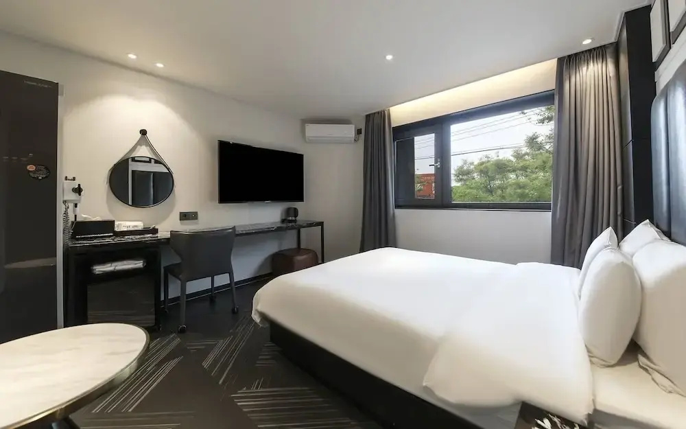 Standard Double room with river view (full double bed)