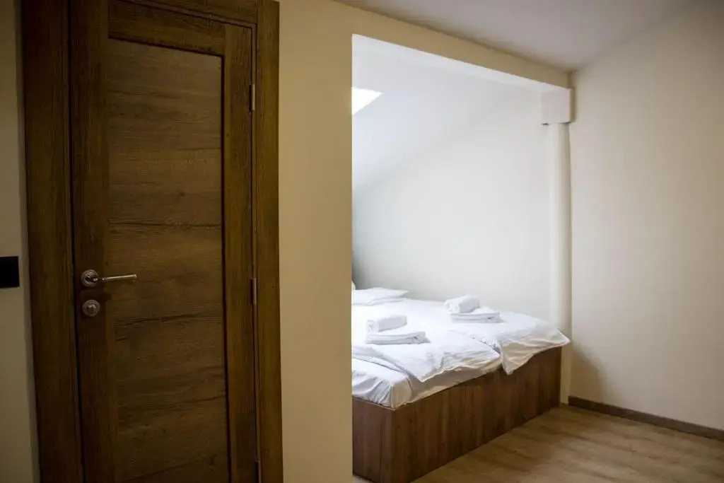 Deluxe Double room (full double bed)