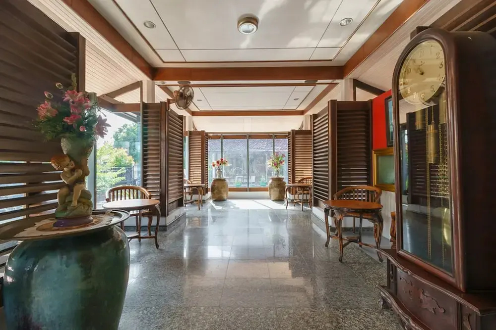 Lobby & Reception