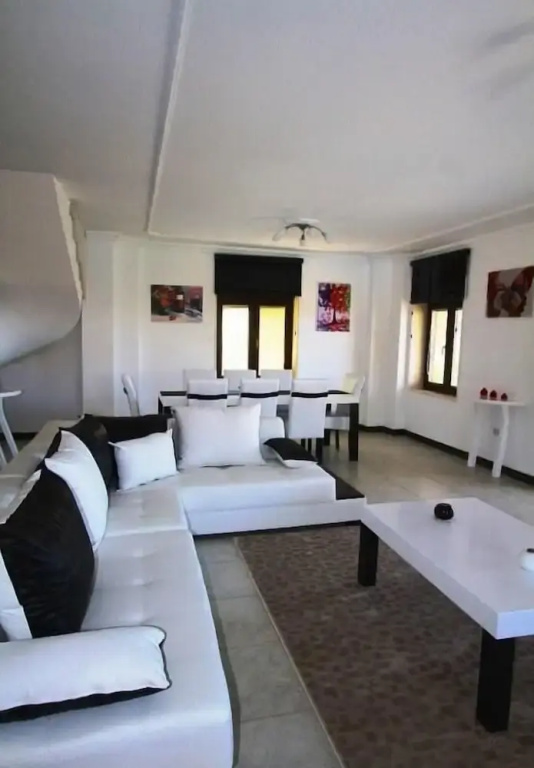 4 Bedrooms Villa with balcony