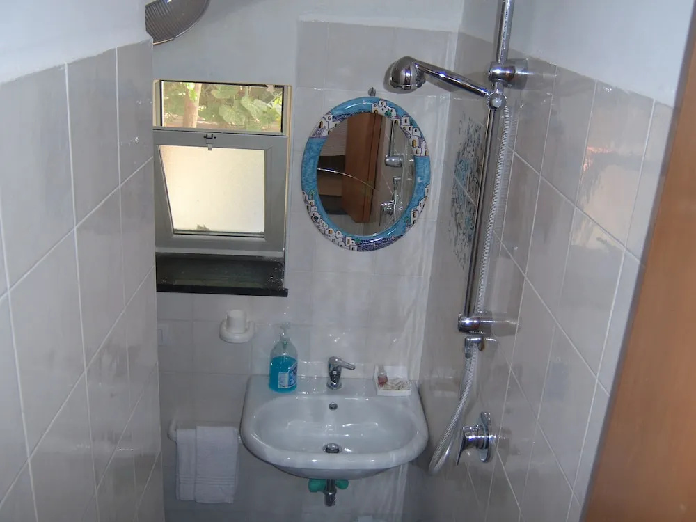 Standard Double room with courtyard view (full double bed)