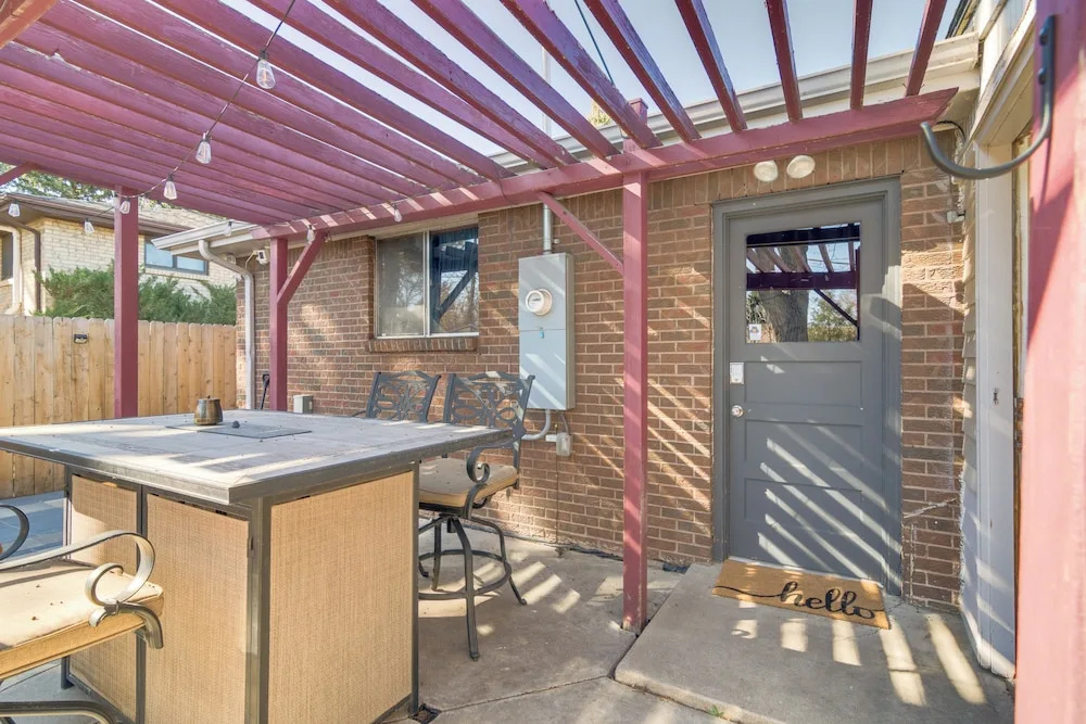 Bbq, Hot Tub, Patio, Sunroom + Games!
