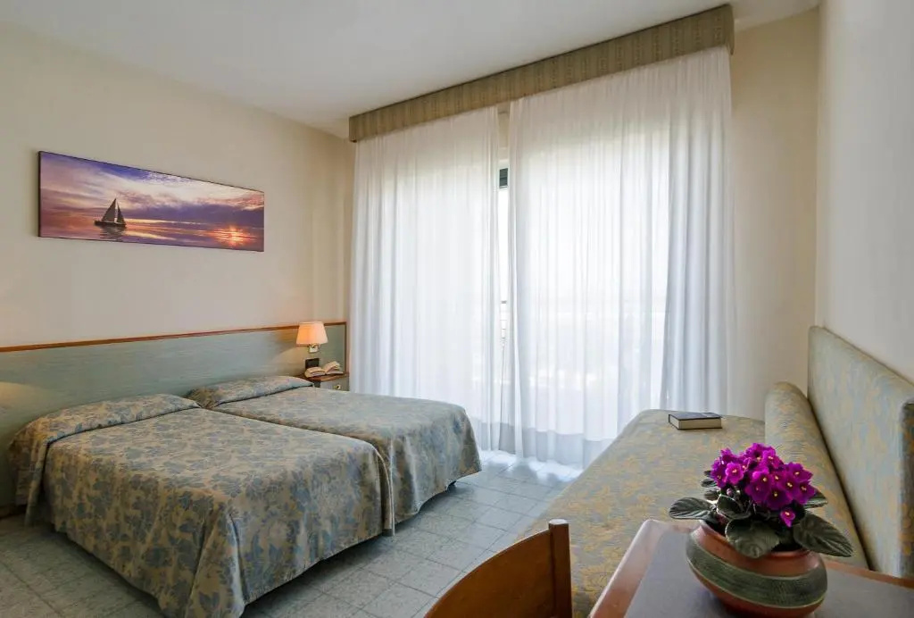 Standard Triple room with sea view